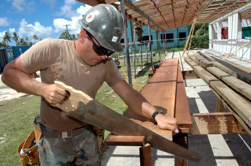 menuisier-CHATEAUDOUBLE-min_worker_construction_building_carpenter_male_job_build_helmet-893290